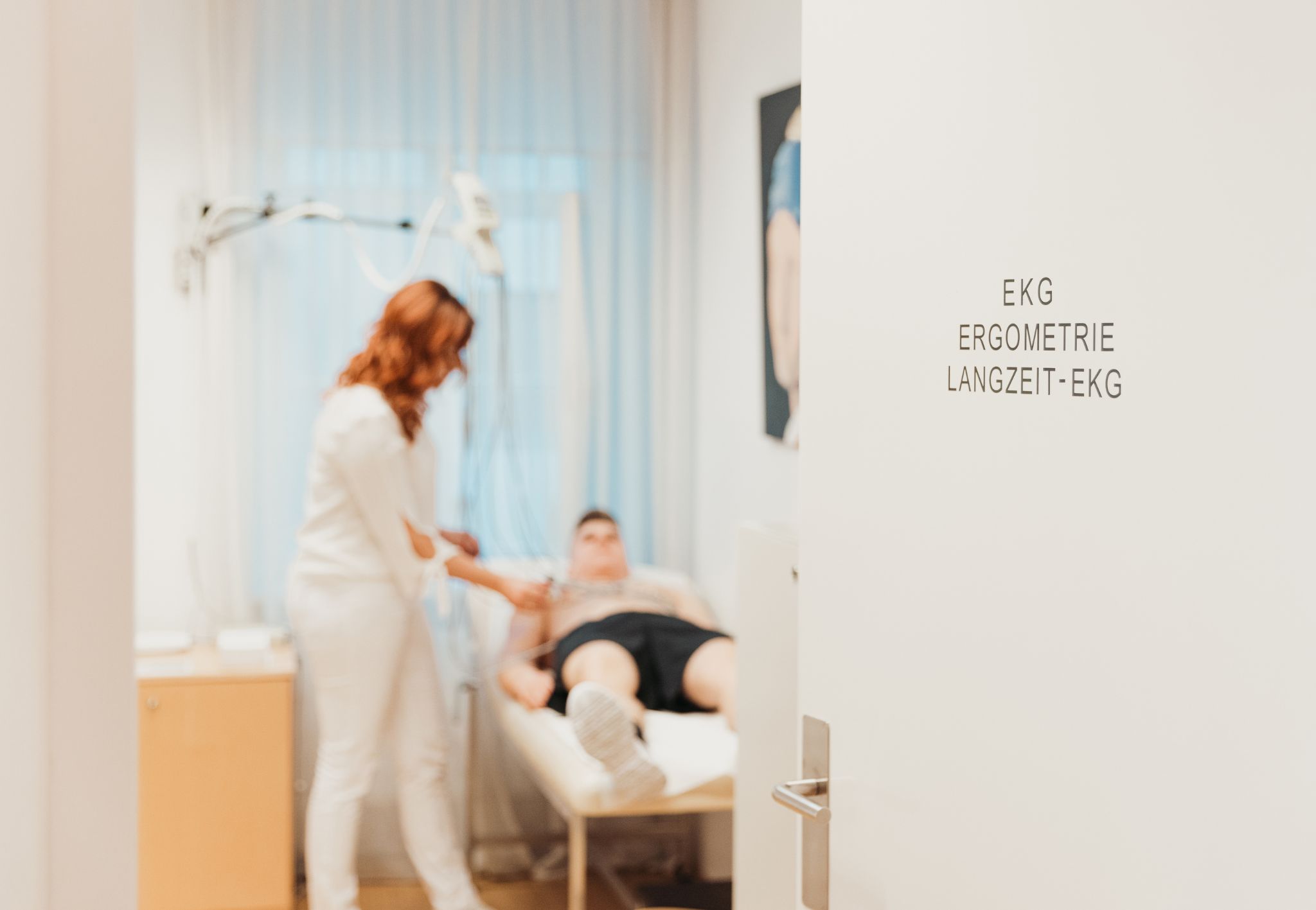 Patient bei einer EKG-Ergometrie-Langzeituntersuchung in unserer Klinik, umfassende Herzgesundheitsanalyse während anhaltender Belastung, für Ihre Gesundheit.