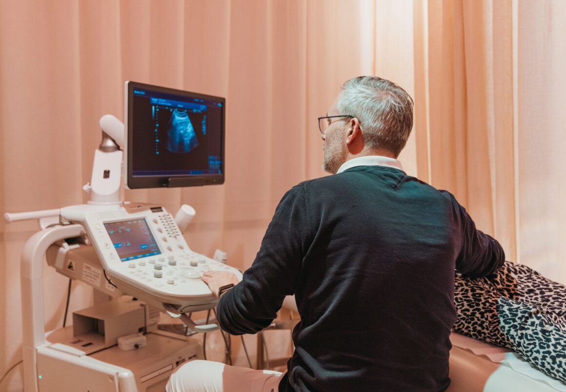 Dr. Klaus Steiner: Experte für Herz-Ultraschalle. Vertrauen Sie auf seine präzise Diagnostik und fachliche Kompetenz für eine umfassende Herzgesundheit.