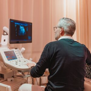 Dr. Klaus Steiner: Experte für Herz-Ultraschalle. Vertrauen Sie auf seine präzise Diagnostik und fachliche Kompetenz für eine umfassende Herzgesundheit.